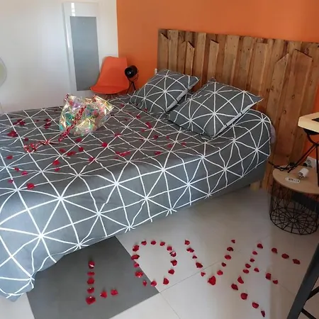 Des Roches Jacuzzi Privatif Bed & Breakfast 3*