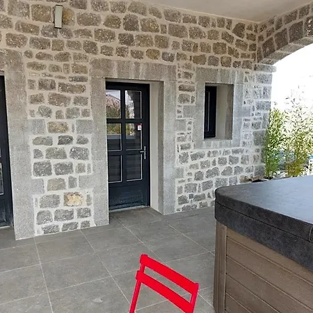 Des Roches Jacuzzi Privatif Bed & Breakfast 3*